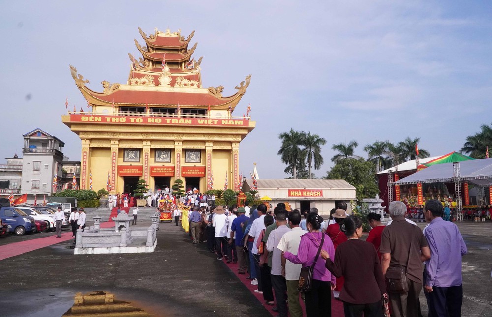 Tưởng nhớ các vị vua đời Trần, tiếp nối hào khí Đông A - Ảnh 4. Tưởng nhớ các vị vua đời Trần, tiếp nối hào khí Đông A - Ảnh 4.