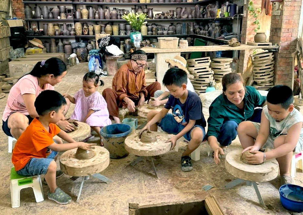 Hồn cốt làng nghề- sức mạnh của công nghiệp văn hóa - Ảnh 3. Hồn cốt làng nghề- sức mạnh của công nghiệp văn hóa - Ảnh 3.