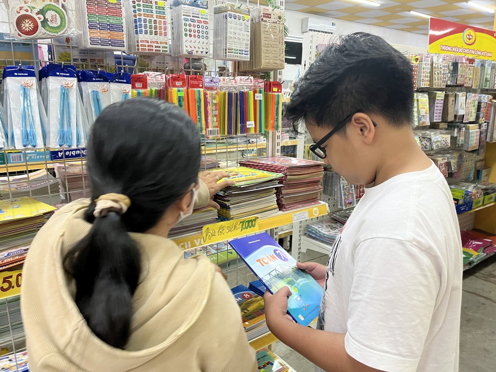 Đến 24/9, đã cung ứng thêm hơn 776.000 bản sách giáo khoa - Ảnh 1.