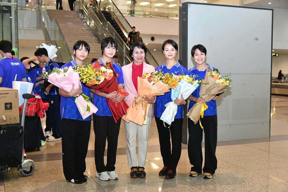 Những 'người hùng' karate Việt Nam trở về hân hoan sau chiến tích tại ASIAD 2026 - Ảnh 1. Những 'người hùng' karate Việt Nam trở về hân hoan sau chiến tích tại ASIAD 2026 - Ảnh 1.