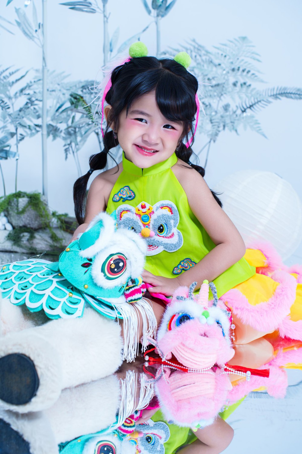 Tú Uyên khoe sắc rực rỡ trong bộ ảnh Trung thu - Ảnh 2. Tú Uyên khoe sắc rực rỡ trong bộ ảnh Trung thu - Ảnh 2.