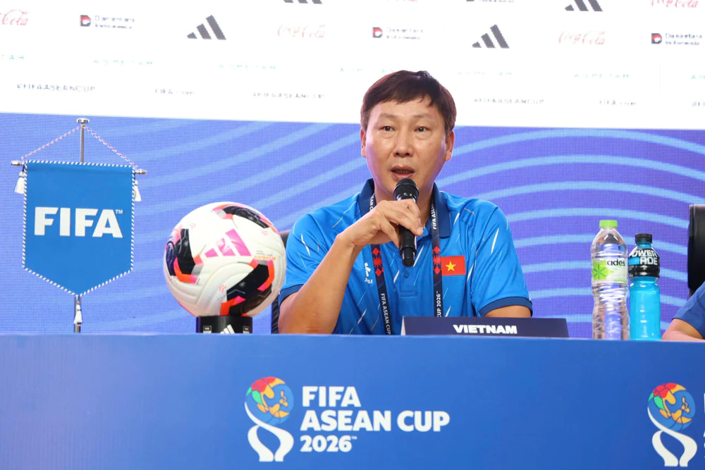 HLV Kim Sang Sik lý giải quyết định chọn Đình Bắc làm đội phó - Ảnh 1. HLV Kim Sang Sik lý giải quyết định chọn Đình Bắc làm đội phó - Ảnh 1.