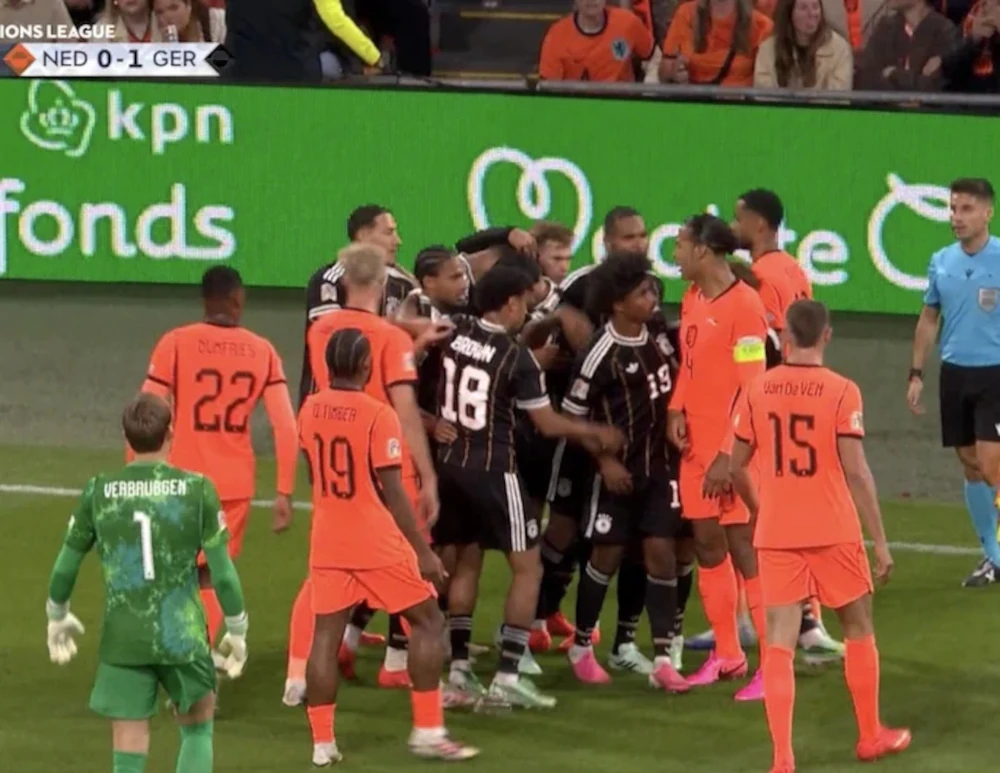 Van Dijk nổi giận, ĐT Hà Lan phản đối ĐT Đức vì bàn thắng gây tranh cãi - Ảnh 1. Van Dijk nổi giận, ĐT Hà Lan phản đối ĐT Đức vì bàn thắng gây tranh cãi - Ảnh 1.