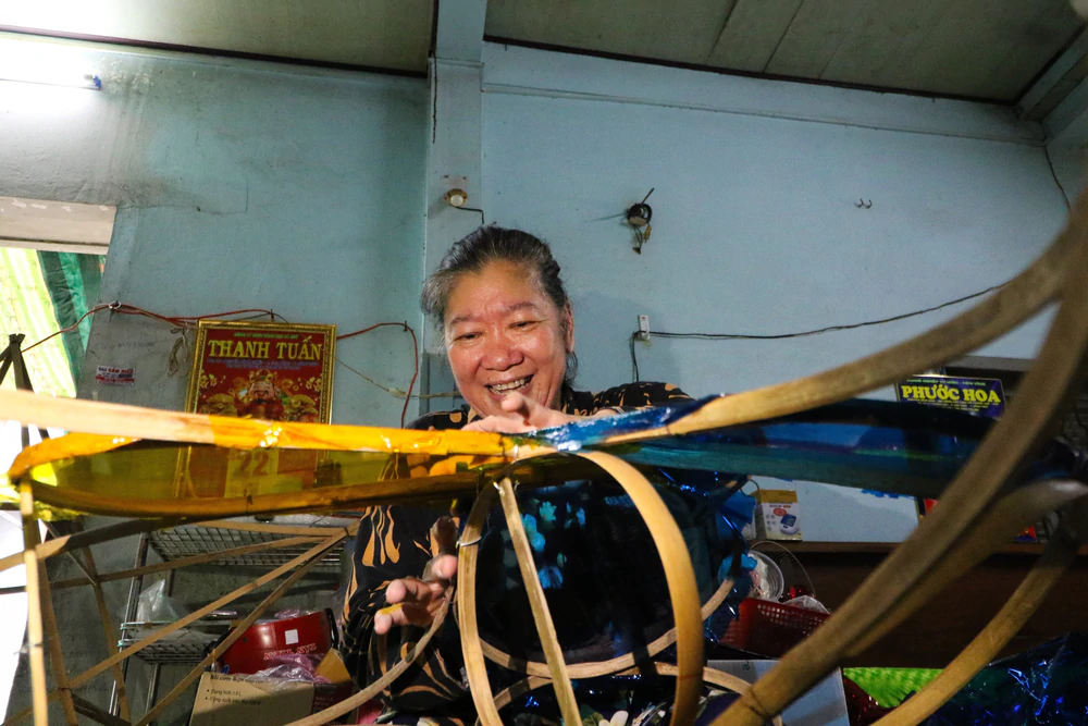 Giữ lửa nghề làm lồng đèn Trung thu truyền thống - Ảnh 3. Giữ lửa nghề làm lồng đèn Trung thu truyền thống - Ảnh 3.
