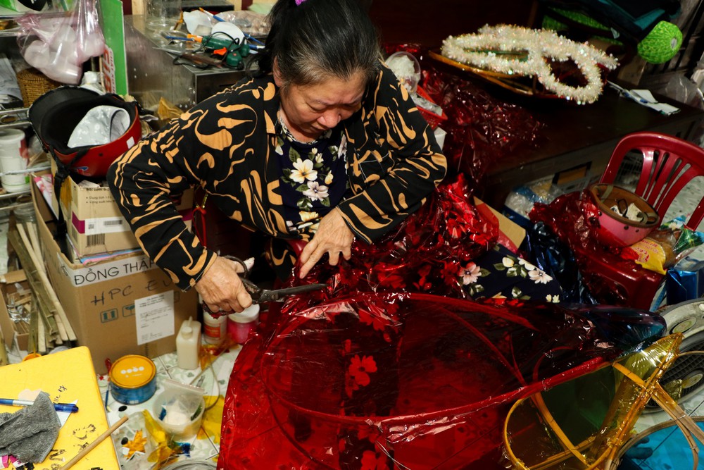 Giữ lửa nghề làm lồng đèn Trung thu truyền thống - Ảnh 1. Giữ lửa nghề làm lồng đèn Trung thu truyền thống - Ảnh 1.