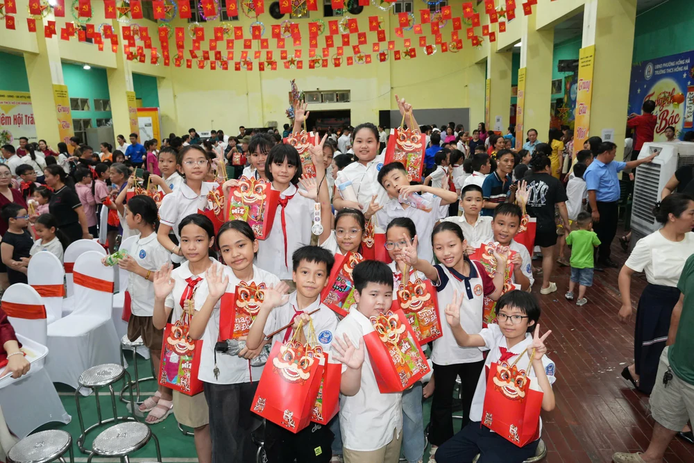 Thiếu nhi vui Tết Trung thu khắp phố phường Hà Nội - Ảnh 6. Thiếu nhi vui Tết Trung thu khắp phố phường Hà Nội - Ảnh 6.