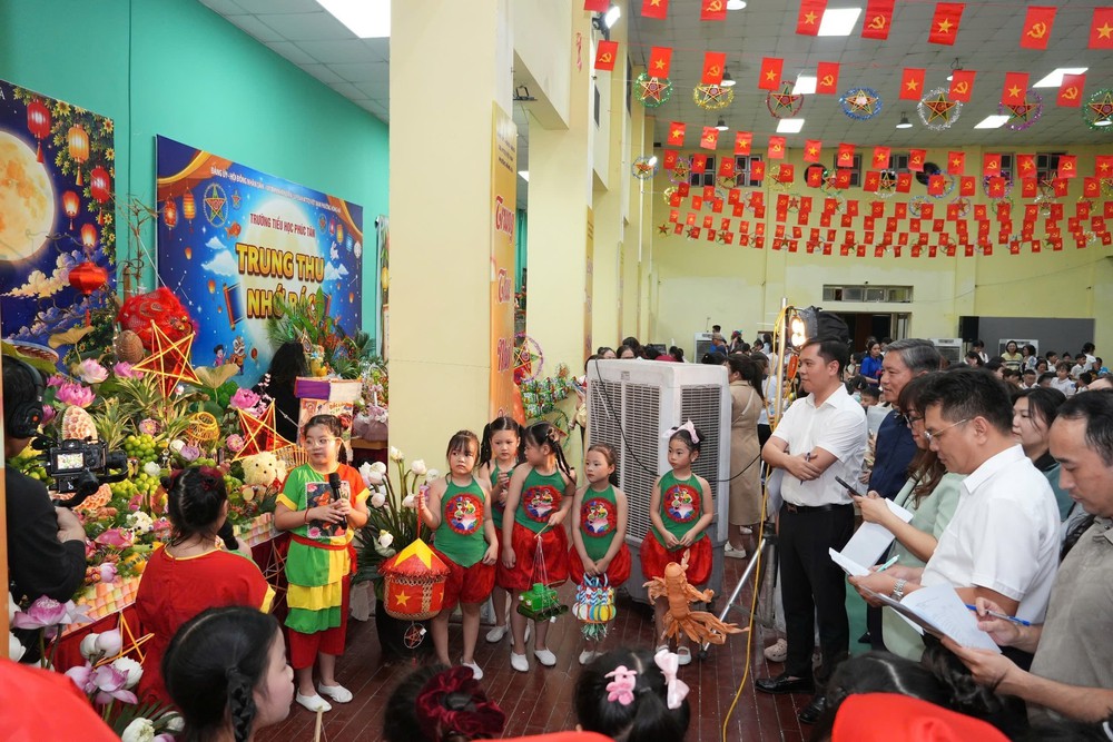 Thiếu nhi vui Tết Trung thu khắp phố phường Hà Nội - Ảnh 4. Thiếu nhi vui Tết Trung thu khắp phố phường Hà Nội - Ảnh 4.