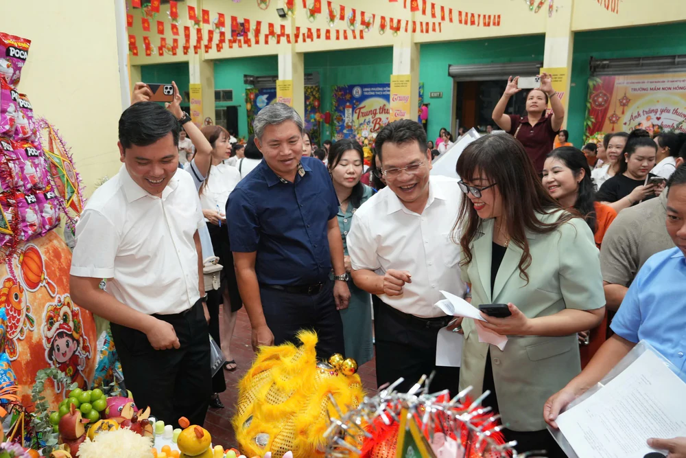Thiếu nhi vui Tết Trung thu khắp phố phường Hà Nội - Ảnh 2. Thiếu nhi vui Tết Trung thu khắp phố phường Hà Nội - Ảnh 2.