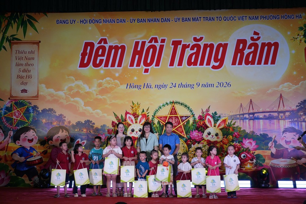 Thiếu nhi vui Tết Trung thu khắp phố phường Hà Nội - Ảnh 1. Thiếu nhi vui Tết Trung thu khắp phố phường Hà Nội - Ảnh 1.