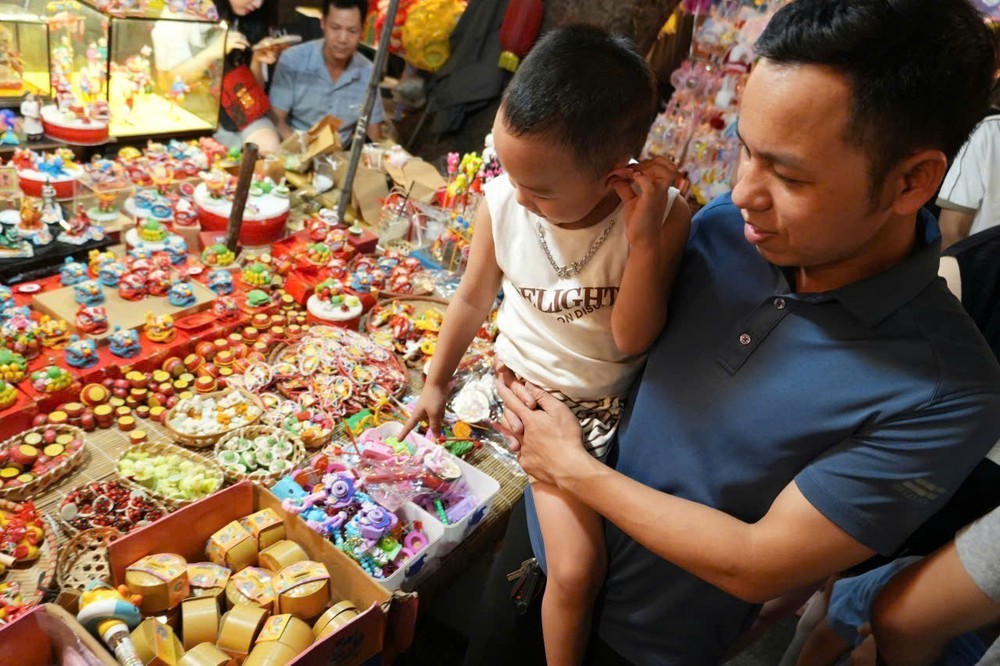 Thiếu nhi vui Tết Trung thu khắp phố phường Hà Nội - Ảnh 7. Thiếu nhi vui Tết Trung thu khắp phố phường Hà Nội - Ảnh 7.