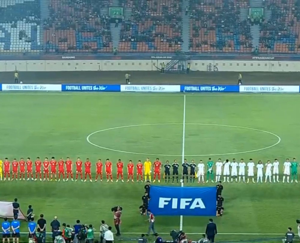 Vì sao cả đội Việt Nam hát quốc ca, chứ không chỉ 11 cầu thủ đá chính? - Ảnh 1. Việt Nam vs Philippines