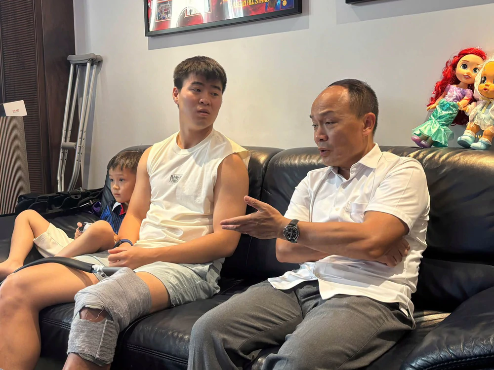 Duy Mạnh nghỉ dài hạn, LĐBĐ Việt Nam tới tận nhà động viên sau ca phẫu thuật ở Mỹ - Ảnh 1. Duy Mạnh nghỉ dài hạn, LĐBĐ Việt Nam tới tận nhà động viên sau ca phẫu thuật ở Mỹ - Ảnh 1.