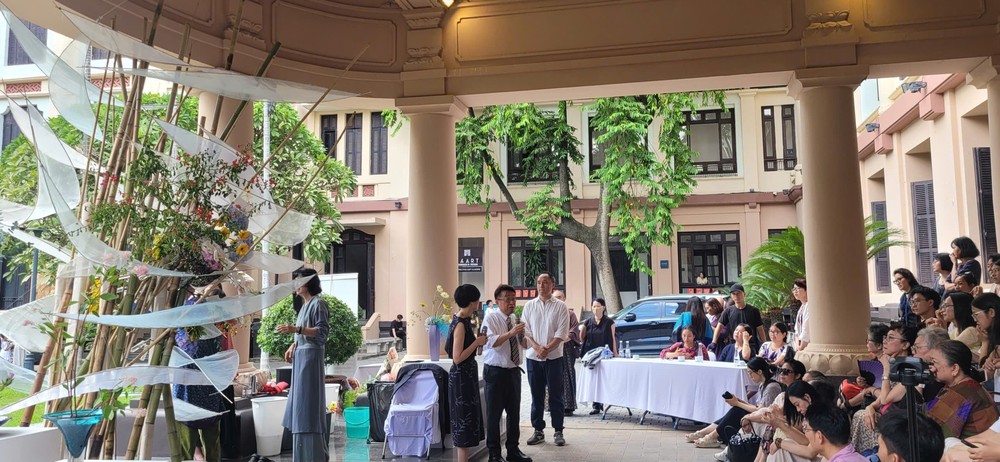 Trải nghiệm nghệ thuật cắm hoa Nhật Bản qua trình diễn trực tiếp - Ảnh 1.