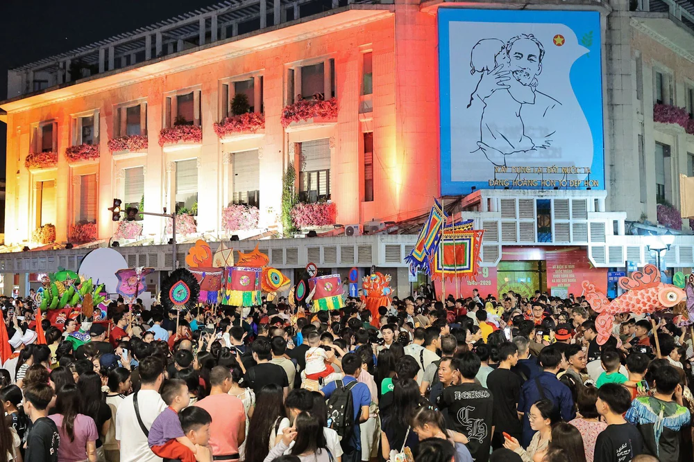 Đưa biểu tượng văn hóa Thăng Long vào 14 khối rước đèn Trung thu bên Hồ Gươm - Ảnh 1.