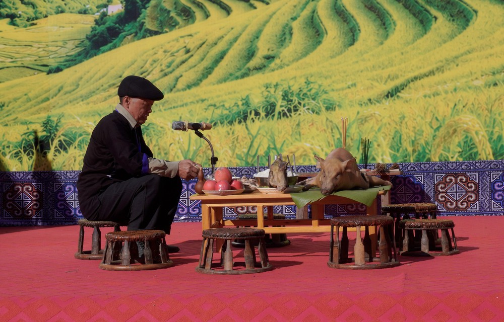 Sôi nổi Lễ mừng cơm mới của người Mông vùng cao Púng Luông - Ảnh 1.