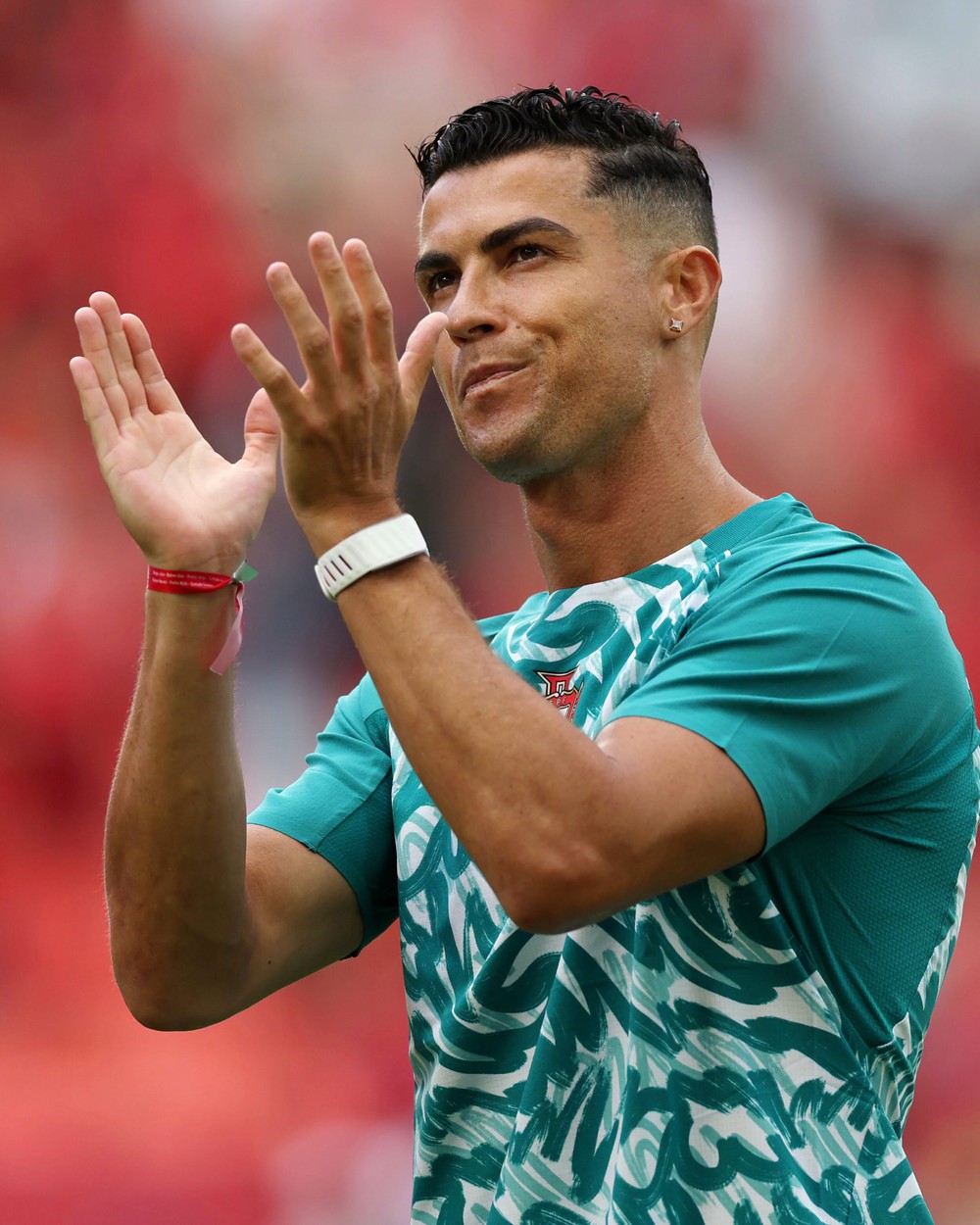 Ronaldo lần đầu dự bị trọn 90 phút sau 18 năm, không cùng ĐT Bồ Đào Nha ra cảm ơn CĐV - Ảnh 1. Ronaldo lần đầu dự bị trọn 90 phút sau 18 năm, không cùng ĐT Bồ Đào Nha ra cảm ơn CĐV - Ảnh 1.