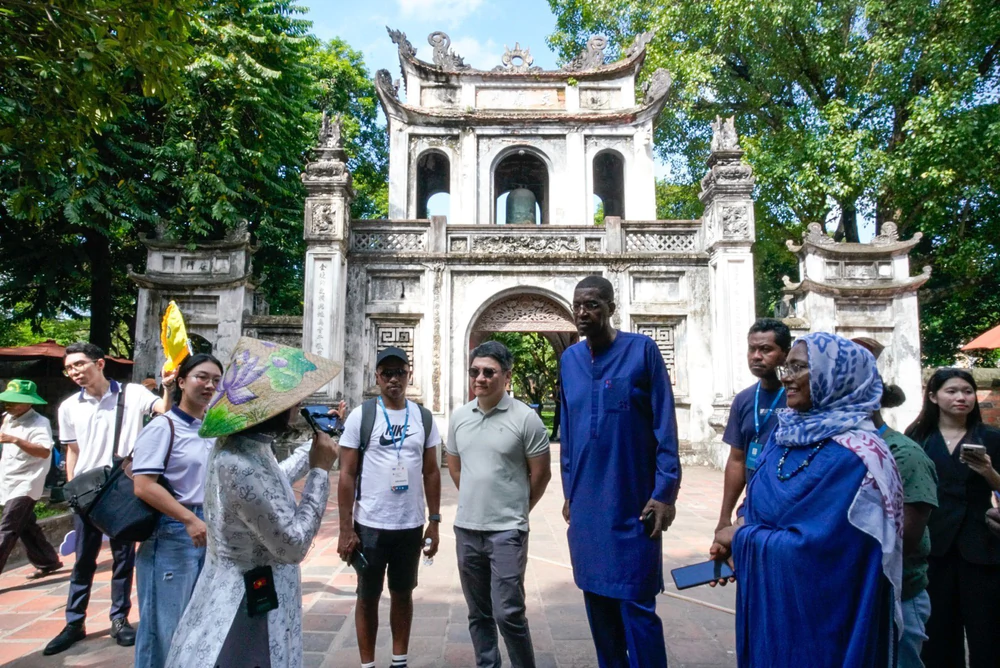 Đại biểu quốc tế khám phá di sản văn hóa Hà Nội - Ảnh 1. Đại biểu quốc tế khám phá di sản văn hóa Hà Nội - Ảnh 1.