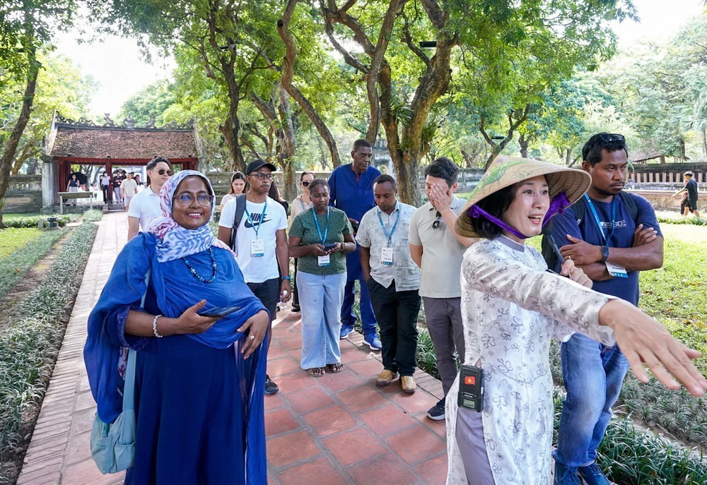 Đại biểu quốc tế khám phá di sản văn hóa Hà Nội - Ảnh 8. Đại biểu quốc tế khám phá di sản văn hóa Hà Nội - Ảnh 8.