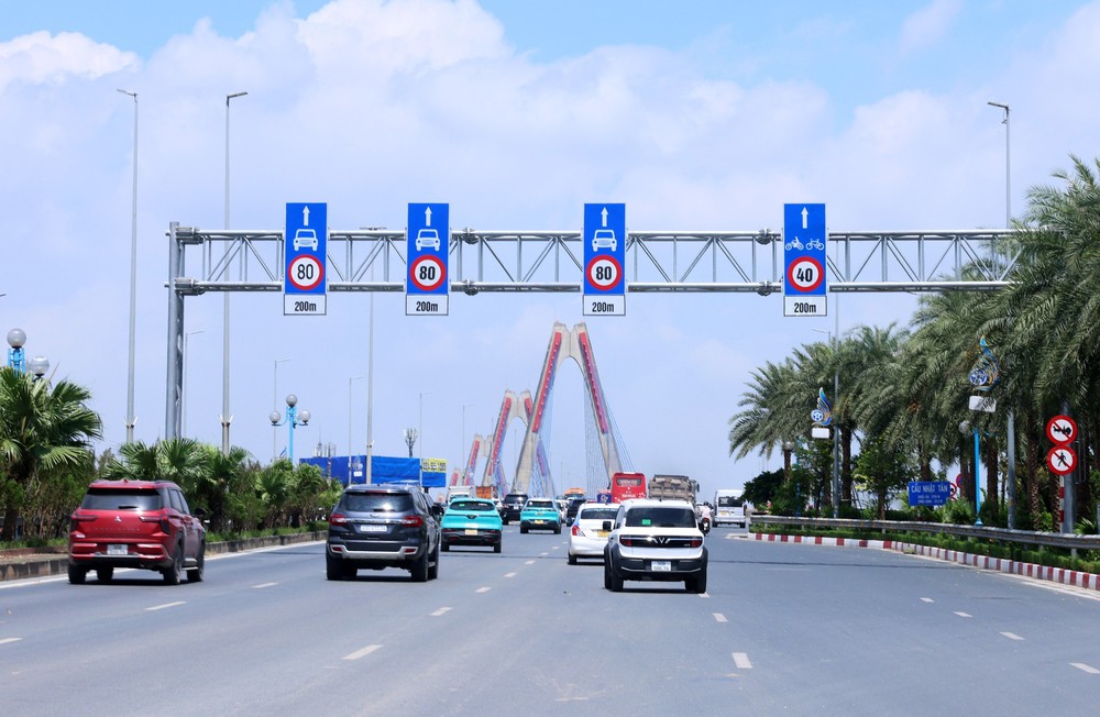 Hà Nội thí điểm giữ khoảng cách, giới hạn tốc độ 3 làn ô tô trên cầu Nhật Tân - Ảnh 1.