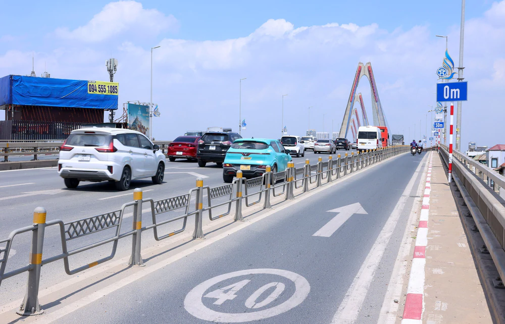 Hà Nội thí điểm giữ khoảng cách, giới hạn tốc độ 3 làn ô tô trên cầu Nhật Tân - Ảnh 6.