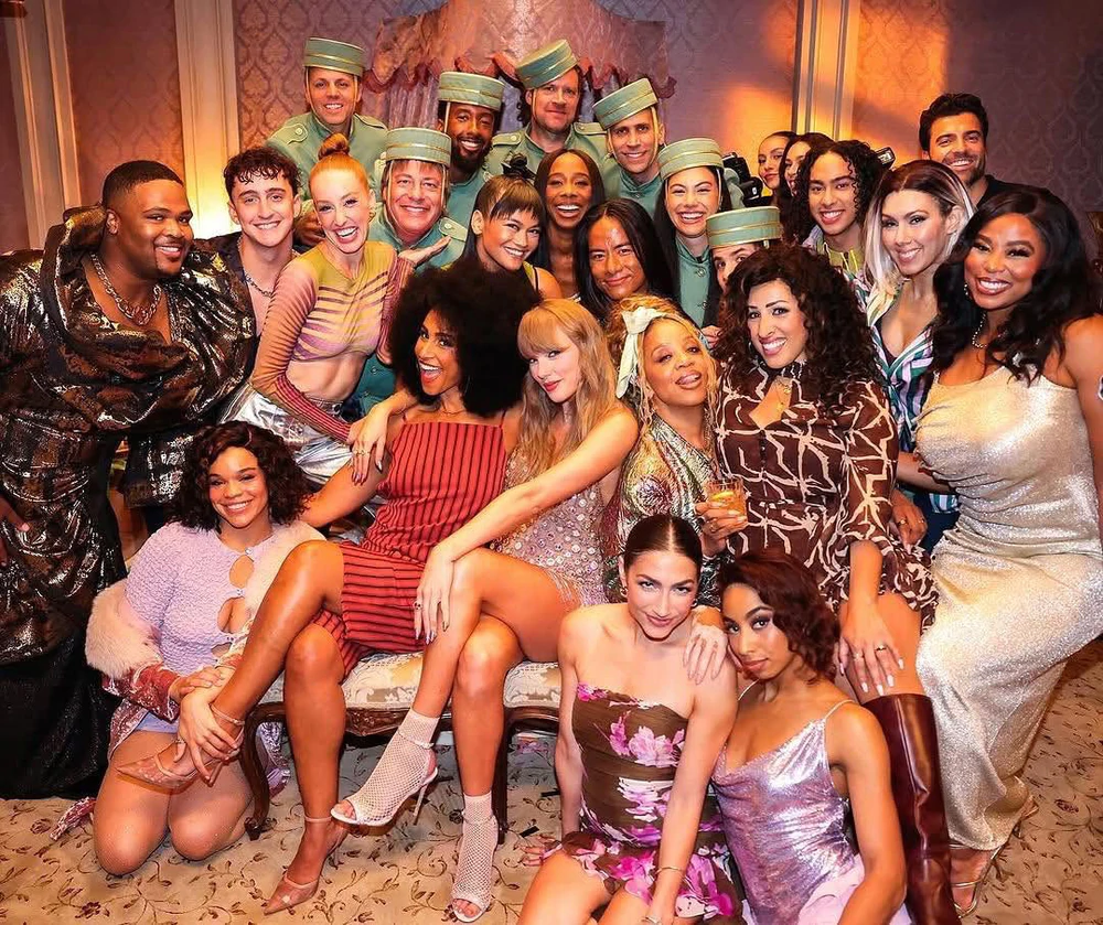 Đại thắng tại VMA 2026, Taylor Swift khẳng định tài năng đạo diễn - Ảnh 3. Đại thắng tại VMA 2026, Taylor Swift khẳng định tài năng đạo diễn - Ảnh 3.