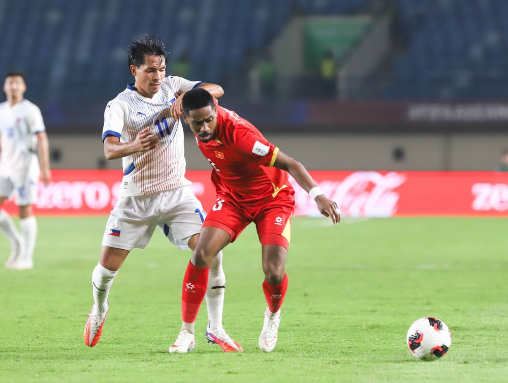 Tuyển Việt Nam đã khởi đầu FIFA ASEAN Cup 2026 bằng chiến thắng tối thiểu 1-0 trước Philippines nhờ công Đình Bắc. Nhưng bên cạnh khoảnh khắc tỏa sáng của tiền đạo trẻ này, màn trình diễn của Cao Pendant Quang Vinh cũng là một trong những điểm nhấn đáng chú ý. Ảnh: FBNV Tuyển Việt Nam đã khởi đầu FIFA ASEAN Cup 2026 bằng chiến thắng tối thiểu 1-0 trước Philippines nhờ công Đình Bắc. Nhưng bên cạnh khoảnh khắc tỏa sáng của tiền đạo trẻ này, màn trình diễn của Cao Pendant Quang Vinh cũng là một trong những điểm nhấn đáng chú ý. Ảnh: FBNV