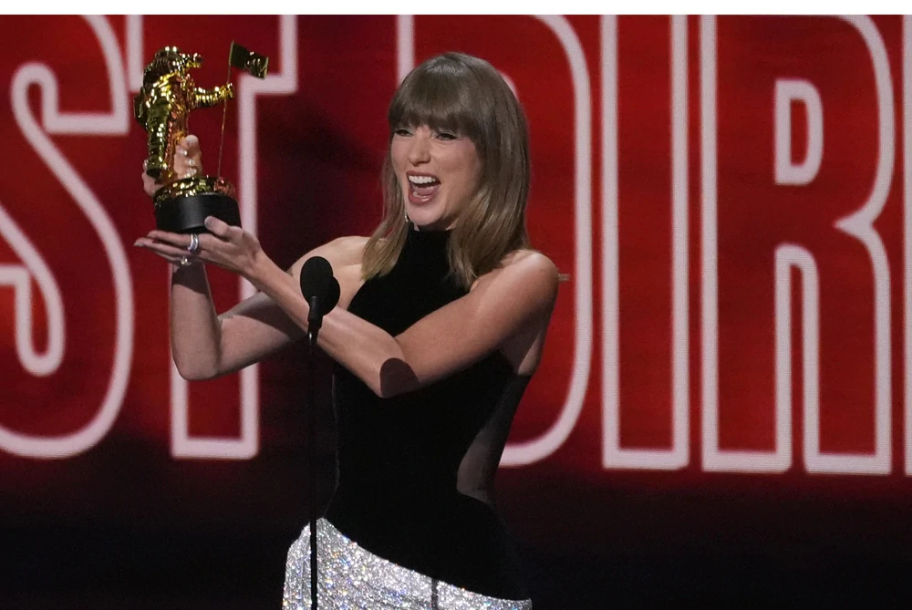MTV VMA 2026: Taylor Swift trở thành nghệ sĩ được trao nhiều giải nhất lịch sử - Ảnh 2. MTV VMA 2026: Taylor Swift trở thành nghệ sĩ được trao nhiều giải nhất lịch sử - Ảnh 2.