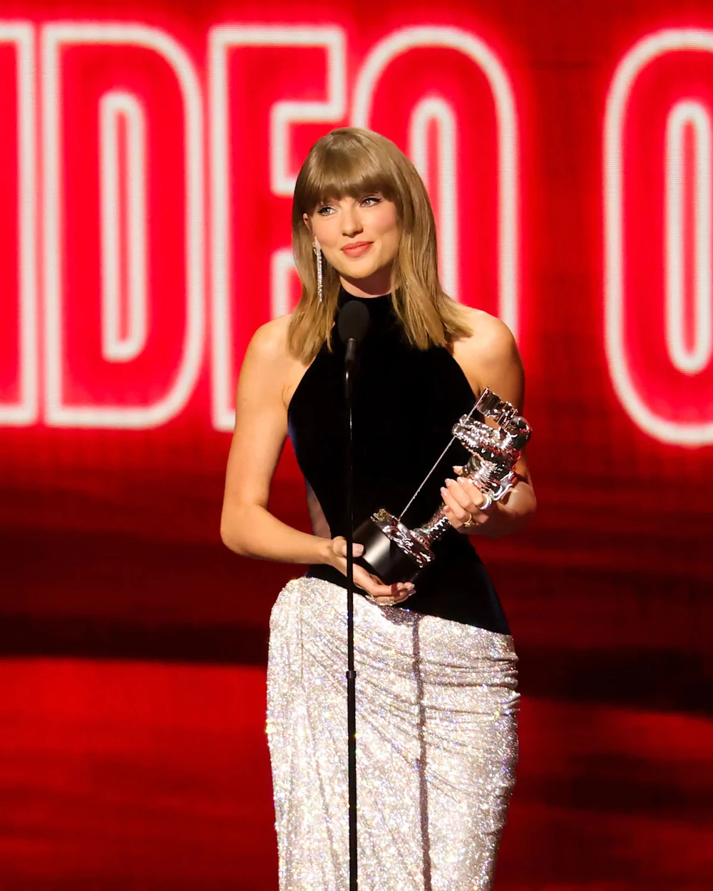MTV VMA 2026: Taylor Swift trở thành nghệ sĩ được trao nhiều giải nhất lịch sử - Ảnh 1. MTV VMA 2026: Taylor Swift trở thành nghệ sĩ được trao nhiều giải nhất lịch sử - Ảnh 1.