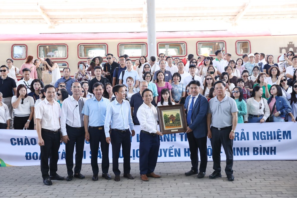 "Kết nối miền Di sản" bằng tàu du lịch cao cấp - Ảnh 1.