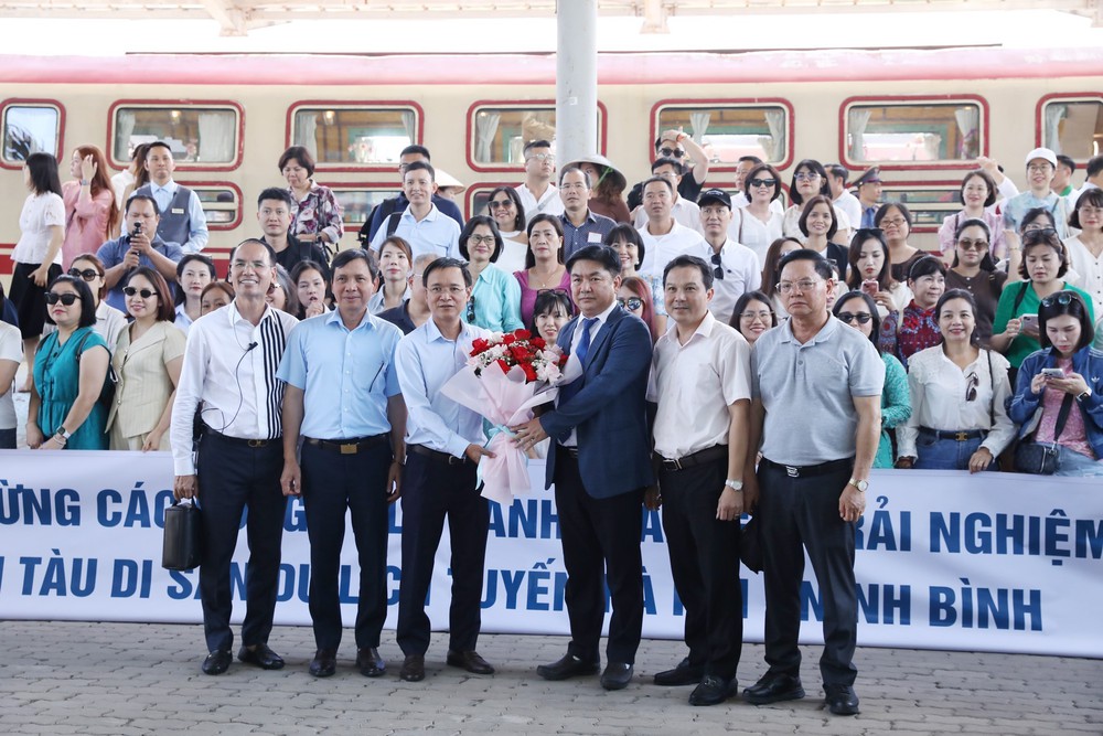 "Kết nối miền Di sản" bằng tàu du lịch cao cấp - Ảnh 2.