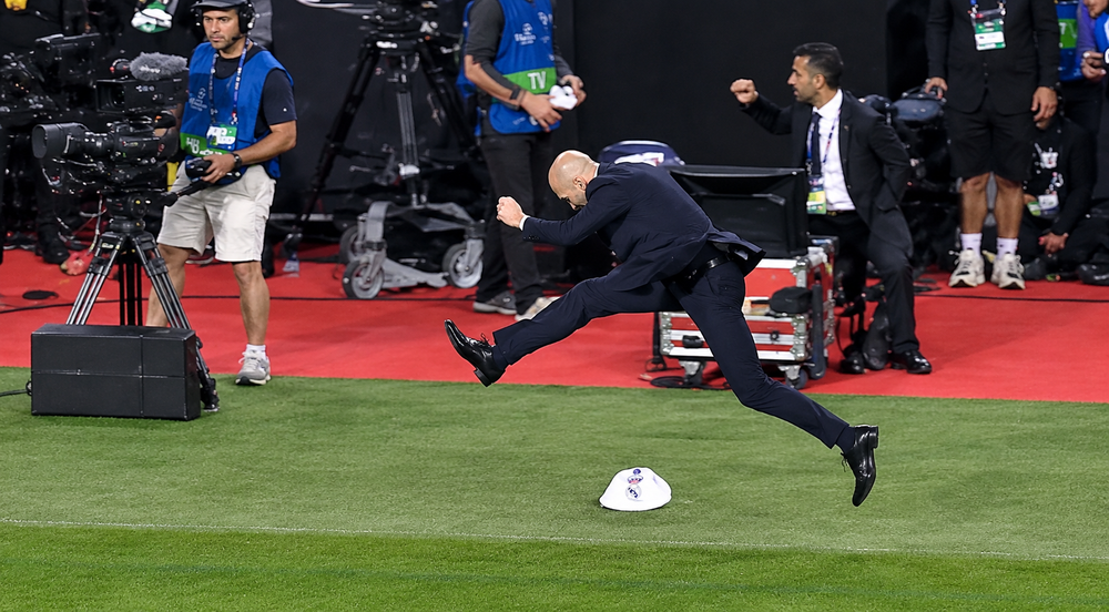 Zinedine Zidane đã có màn ăn mừng đầy cảm xúc khi tuyển Pháp đánh bại Bỉ với tỷ số 1-0 trong trận đấu thuộc Nations League. Ảnh: Daily Mail Zinedine Zidane đã có màn ăn mừng đầy cảm xúc khi tuyển Pháp đánh bại Bỉ với tỷ số 1-0 trong trận đấu thuộc Nations League. Ảnh: Daily Mail