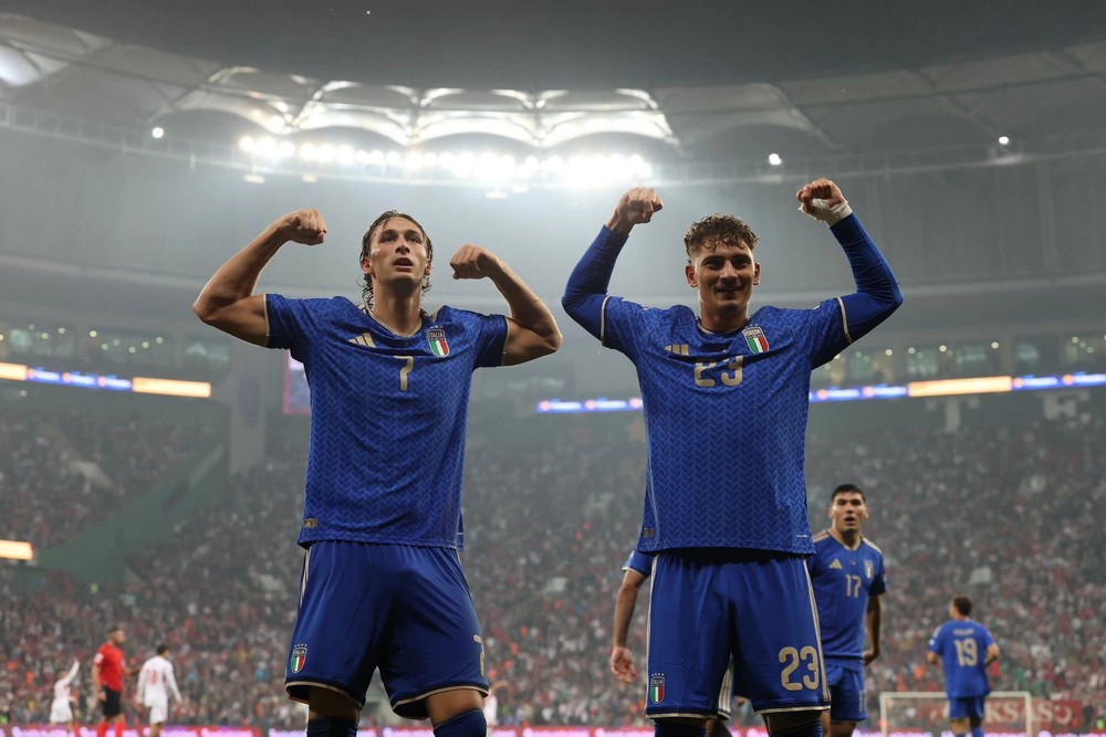 Francesco Pio và Sebastiano Esposito cùng đá chính trong trận Italy thắng Thổ Nhĩ Kỳ 4-1 tại Nations League ngày 28/9, qua đó tạo nên cột mốc đặc biệt trong lịch sử đội tuyển quốc gia. Ảnh: Azzurri Francesco Pio và Sebastiano Esposito cùng đá chính trong trận Italy thắng Thổ Nhĩ Kỳ 4-1 tại Nations League ngày 28/9, qua đó tạo nên cột mốc đặc biệt trong lịch sử đội tuyển quốc gia. Ảnh: Azzurri