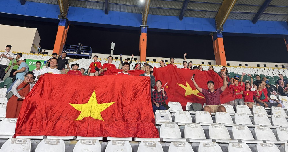 -Cờ đỏ sao vàng rực rỡ trên khán đài trong trận Việt Nam thắng Philippines 1-0 ngày 26/9. Ảnh: Đỗ Quyên – PV TTXVN tại Indonesia -Cờ đỏ sao vàng rực rỡ trên khán đài trong trận Việt Nam thắng Philippines 1-0 ngày 26/9. Ảnh: Đỗ Quyên – PV TTXVN tại Indonesia