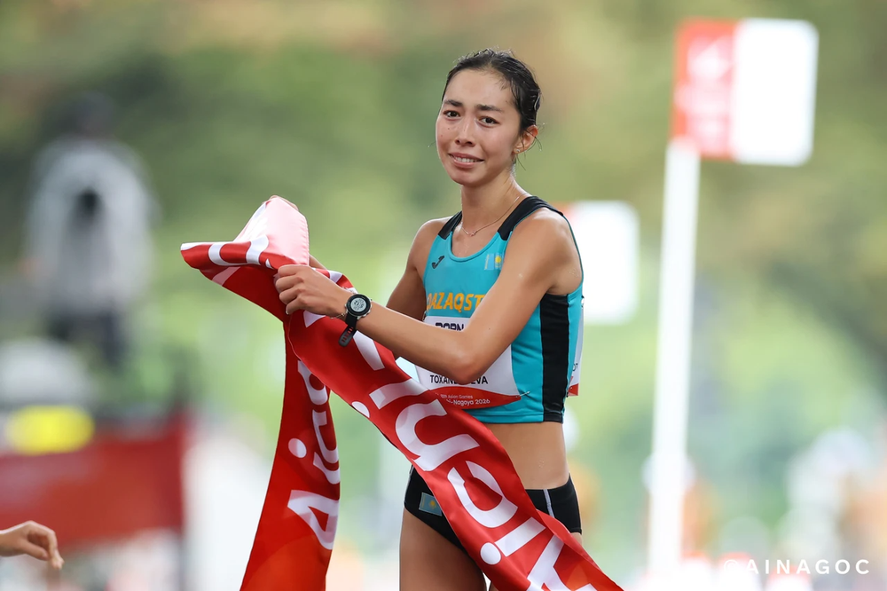 Nữ VĐV đi bộ bị tước huy chương vàng ASIAD 2026 vì đi sai giày - Ảnh 1. Nữ VĐV đi bộ bị tước huy chương vàng ASIAD 2026 vì đi sai giày - Ảnh 1.
