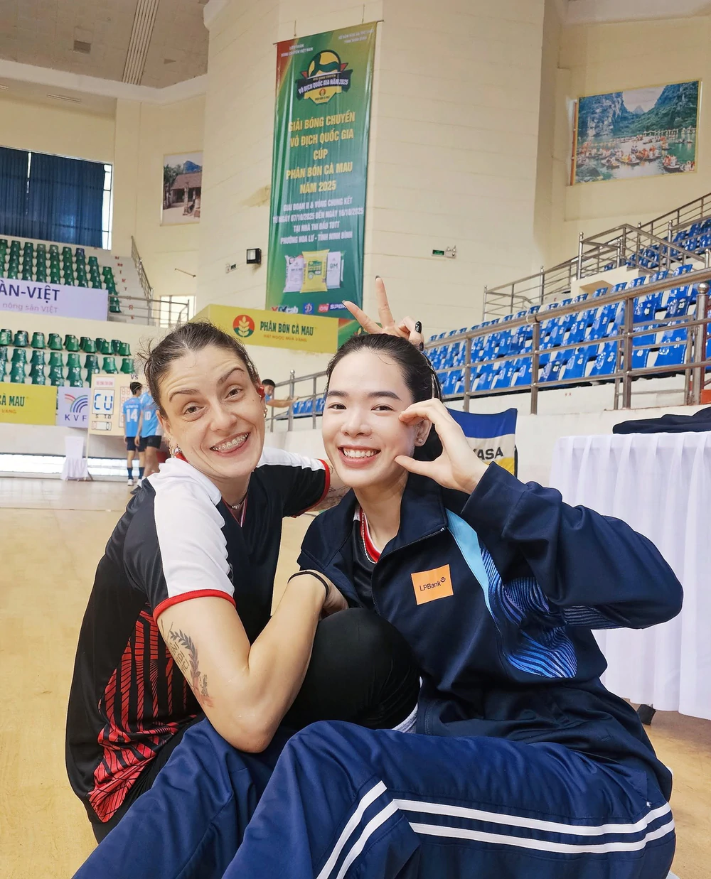 Chủ công Paskova chụp ảnh kỷ niệm cùng phụ công Lê Thanh Thúy. Cô lại sắp trở lại Ninh Bình thi đấu Chủ công Paskova chụp ảnh kỷ niệm cùng phụ công Lê Thanh Thúy. Cô lại sắp trở lại Ninh Bình thi đấu