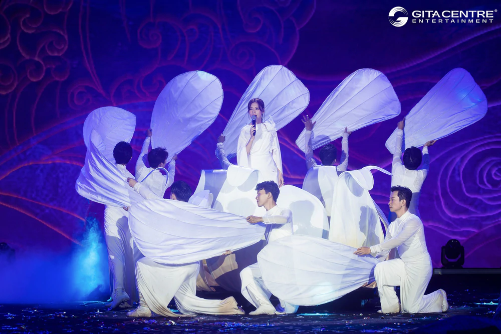 Bùi Lan Hương mở màn cho chuỗi 17 MV chữa lành "Symphony in moonlight" - Ảnh 4.