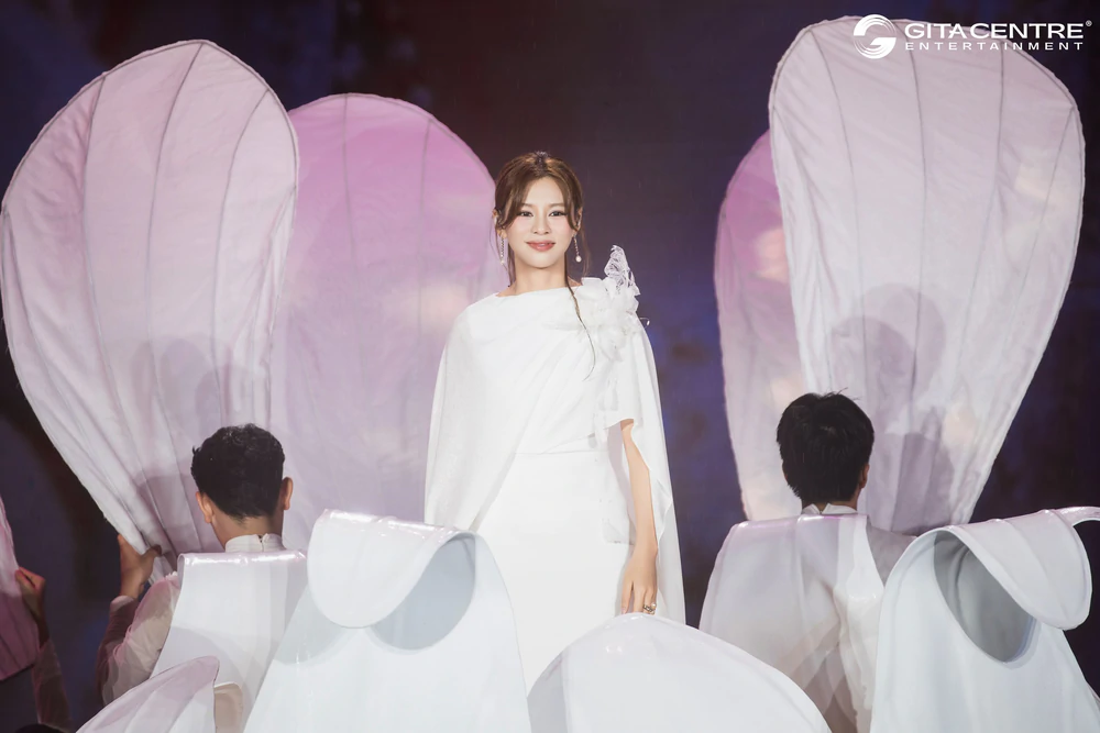 Bùi Lan Hương mở màn cho chuỗi 17 MV chữa lành "Symphony in moonlight" - Ảnh 3.