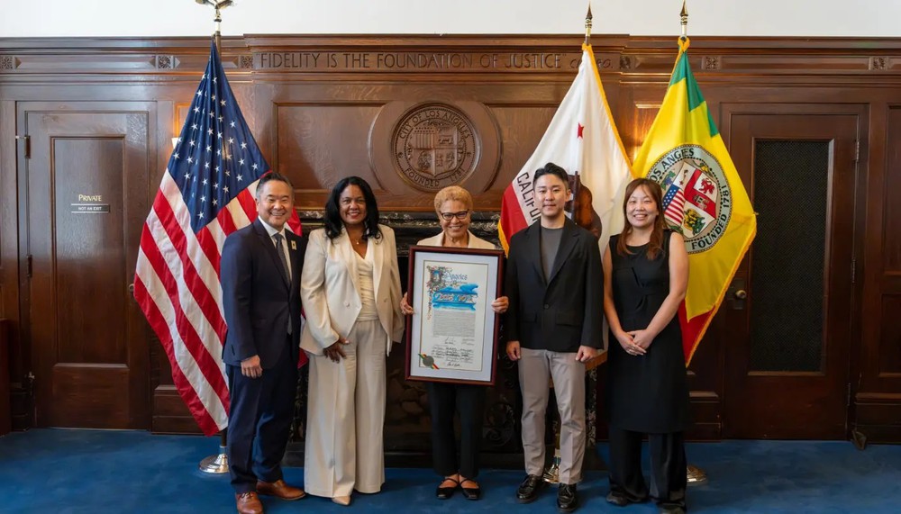 Los Angeles nhuộm đỏ trong "Tuần lễ BTS" - Ảnh 1. Los Angeles nhuộm đỏ trong "Tuần lễ BTS" - Ảnh 1.
