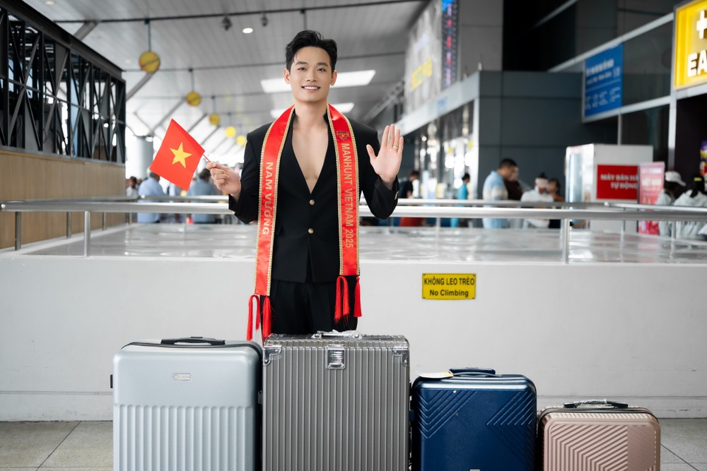 Trần Tiến Dũng mang 90 kg hành lý thi Manhunt International - Ảnh 1.