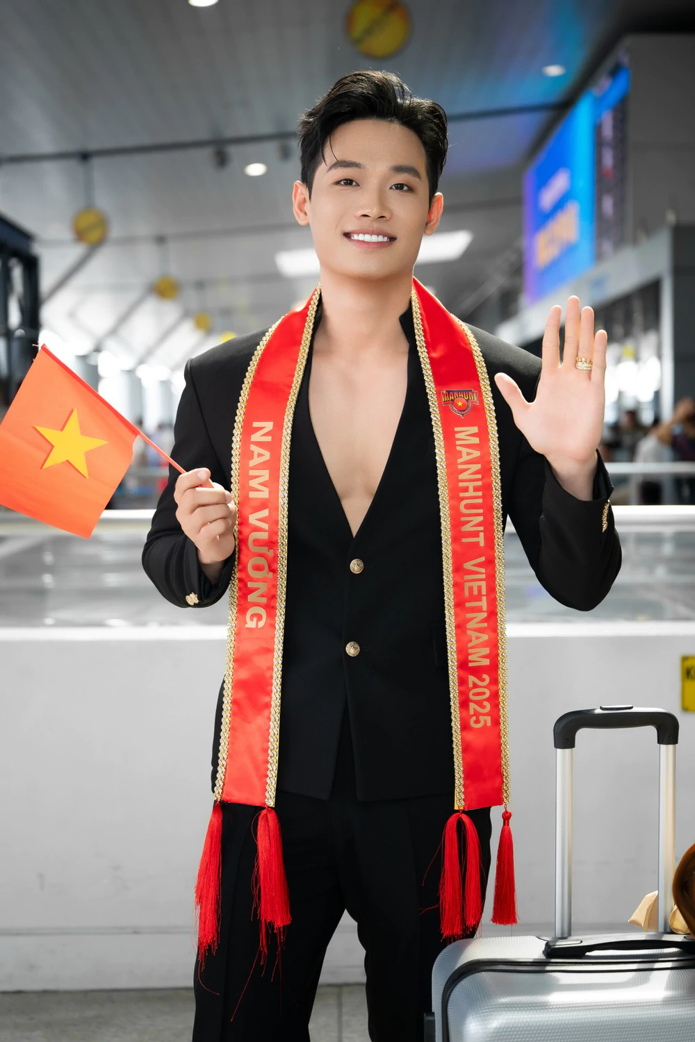 Trần Tiến Dũng mang 90 kg hành lý thi Manhunt International - Ảnh 2.