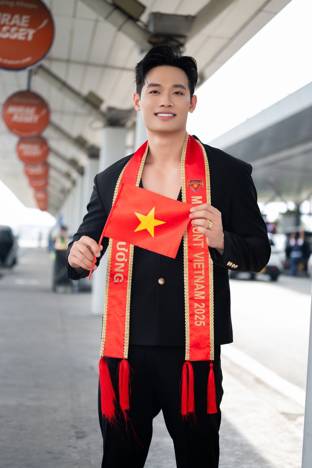 Trần Tiến Dũng mang 90 kg hành lý thi Manhunt International - Ảnh 3.