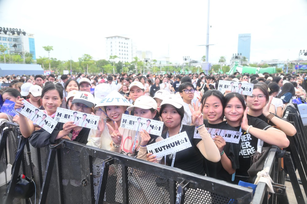Hàng ngàn khán giả phủ kín sự kiện Huế Wonderverse Music Fest 2026 - Ảnh 1.