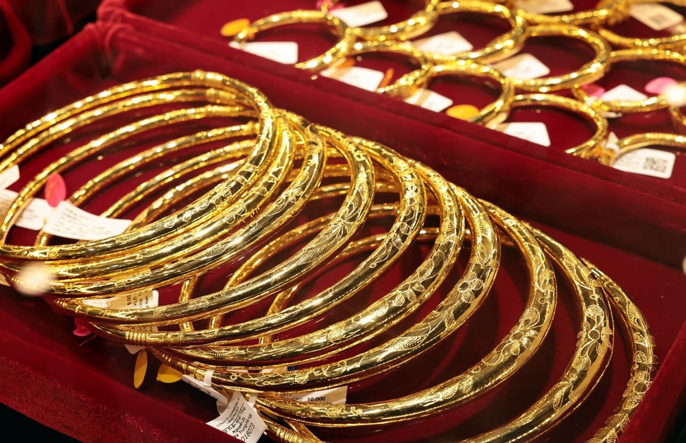 Giá vàng giảm 1,3 triệu đồng/lượng - Ảnh 1. Giá vàng giảm 1,3 triệu đồng/lượng - Ảnh 1.