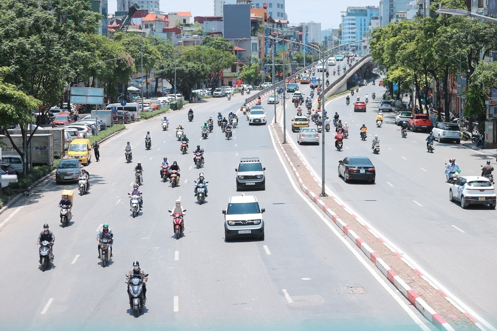 Dự báo thời tiết ngày và đêm 4/9: Hà Nội nắng nóng, nhiều khu vực khác có mưa rào và dông - Ảnh 1. Dự báo thời tiết ngày và đêm 4/9: Hà Nội nắng nóng, nhiều khu vực khác có mưa rào và dông - Ảnh 1.
