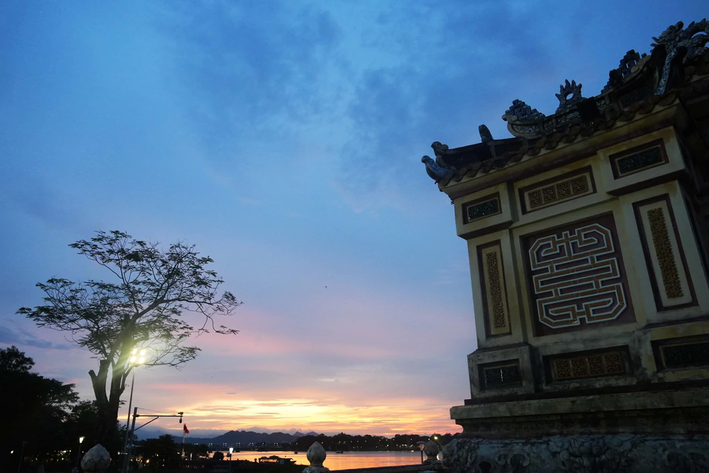 Hoàng hôn êm đềm, huyền ảo trên sông Hương ở Cố cô Huế - Ảnh 10.