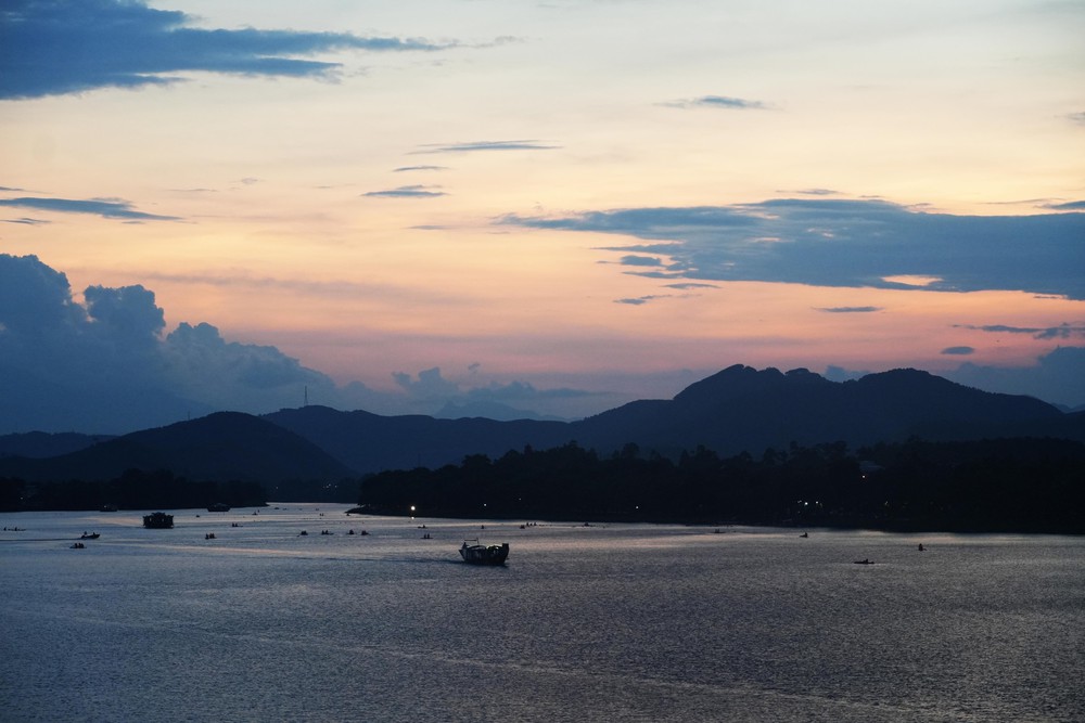 Hoàng hôn êm đềm, huyền ảo trên sông Hương ở Cố cô Huế - Ảnh 8.