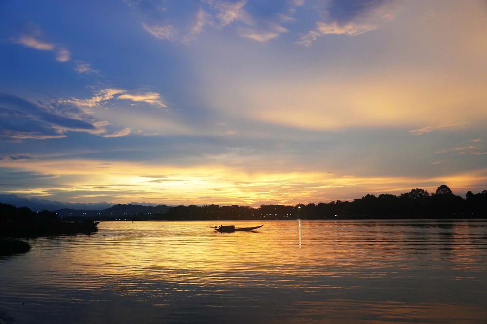 Hoàng hôn êm đềm, huyền ảo trên sông Hương ở Cố cô Huế - Ảnh 6.