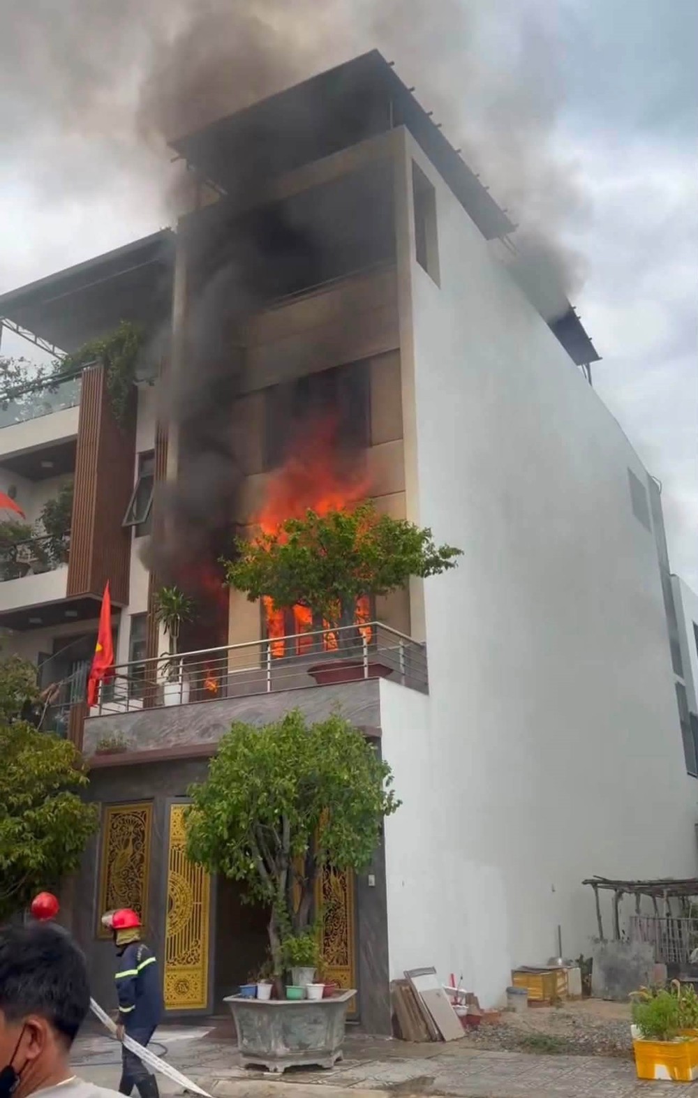 Vụ cháy nhà tại Khu đô thị An Bình Tân: Hai nạn nhân đã tử vong, nghi do sạc điện thoại trên giường - Ảnh 1. Vụ cháy nhà tại Khu đô thị An Bình Tân: Hai nạn nhân đã tử vong, nghi do sạc điện thoại trên giường - Ảnh 1.