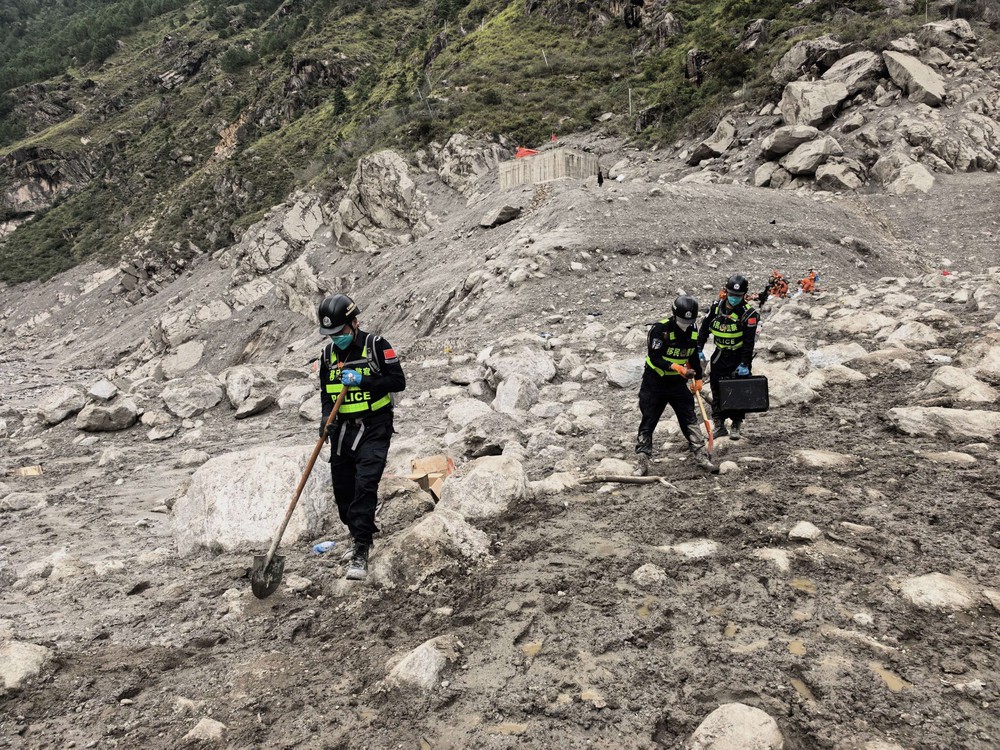 Lũ quét tại Nepal và Trung Quốc: 1.252 người thiệt mạng, 4.875 người mất tích - Ảnh 2. Lũ quét tại Nepal và Trung Quốc: 1.252 người thiệt mạng, 4.875 người mất tích - Ảnh 2.