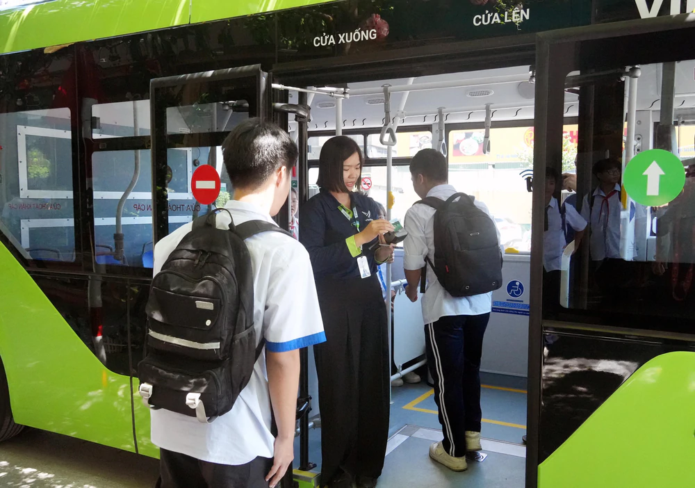 Quảng Ninh: Triển khai xe buýt điện đón học sinh đến trường - Ảnh 1. Quảng Ninh: Triển khai xe buýt điện đón học sinh đến trường - Ảnh 1.